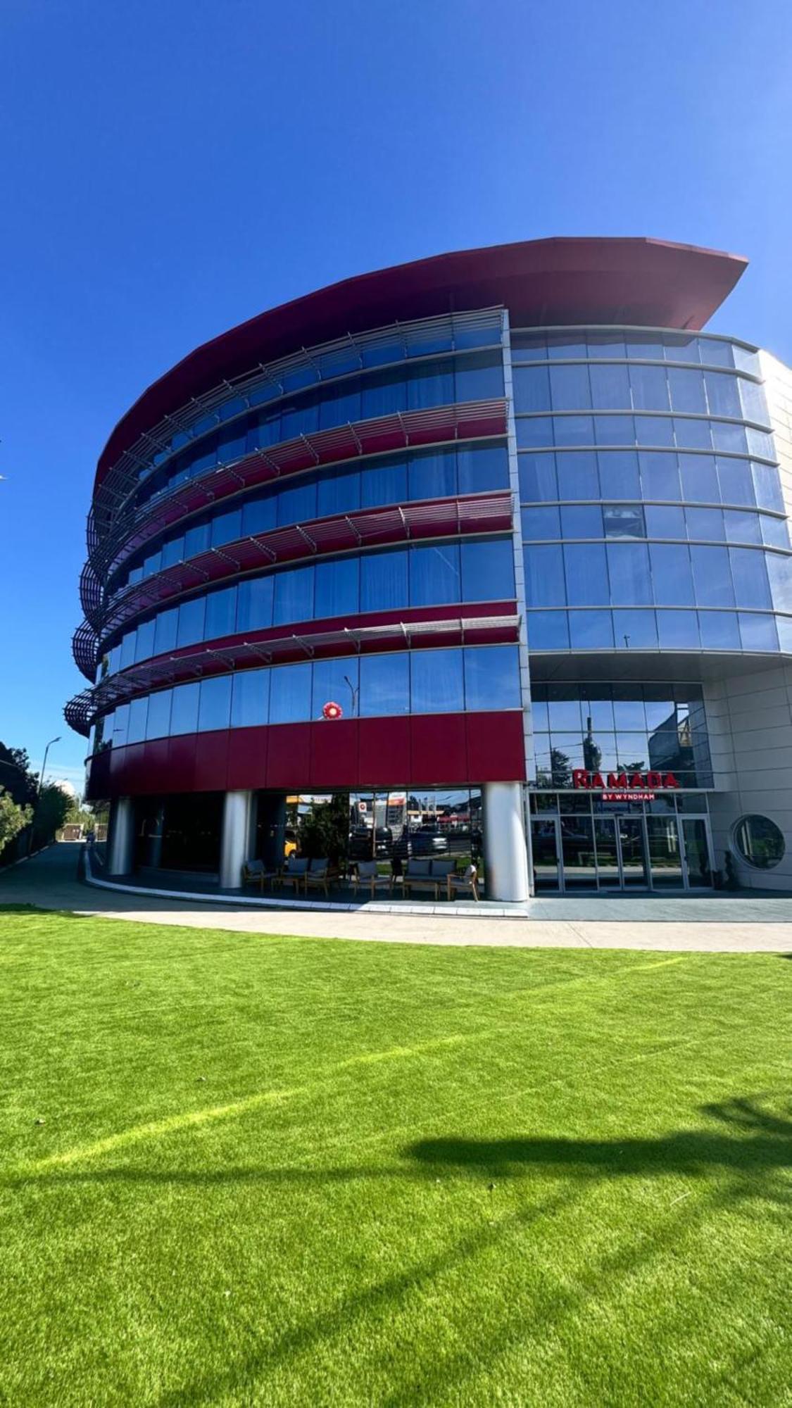 Ramada By Wyndham Bucharest Otopeni Airport Exteriör bild