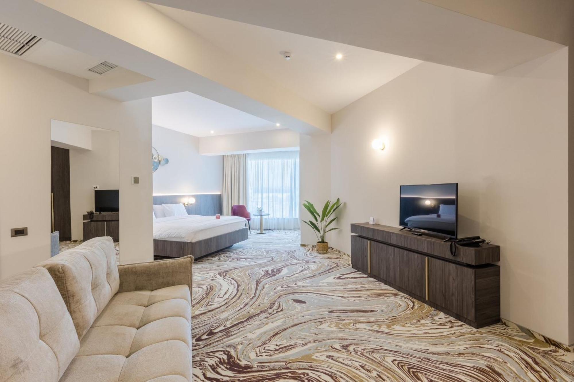 Ramada By Wyndham Bucharest Otopeni Airport Exteriör bild