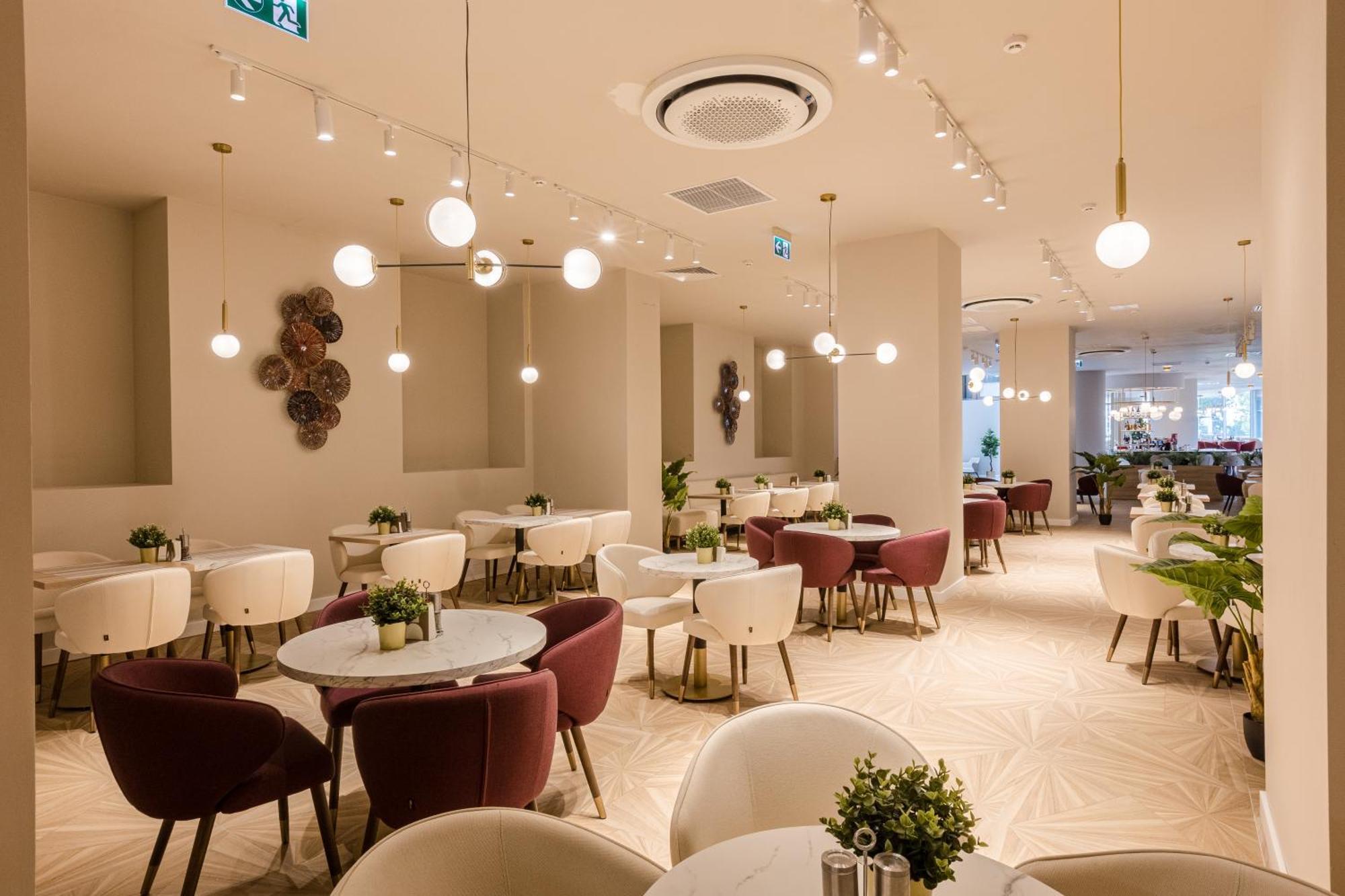Ramada By Wyndham Bucharest Otopeni Airport Exteriör bild