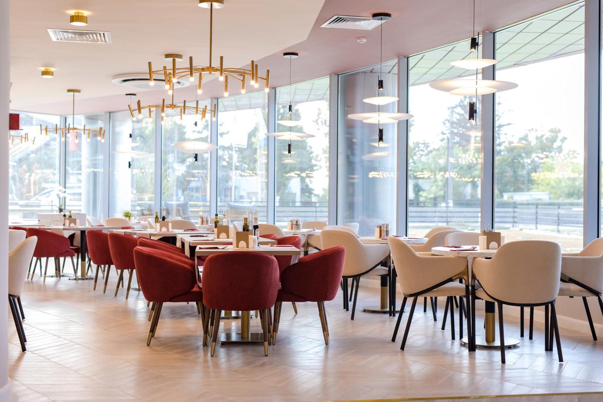 Ramada By Wyndham Bucharest Otopeni Airport Exteriör bild