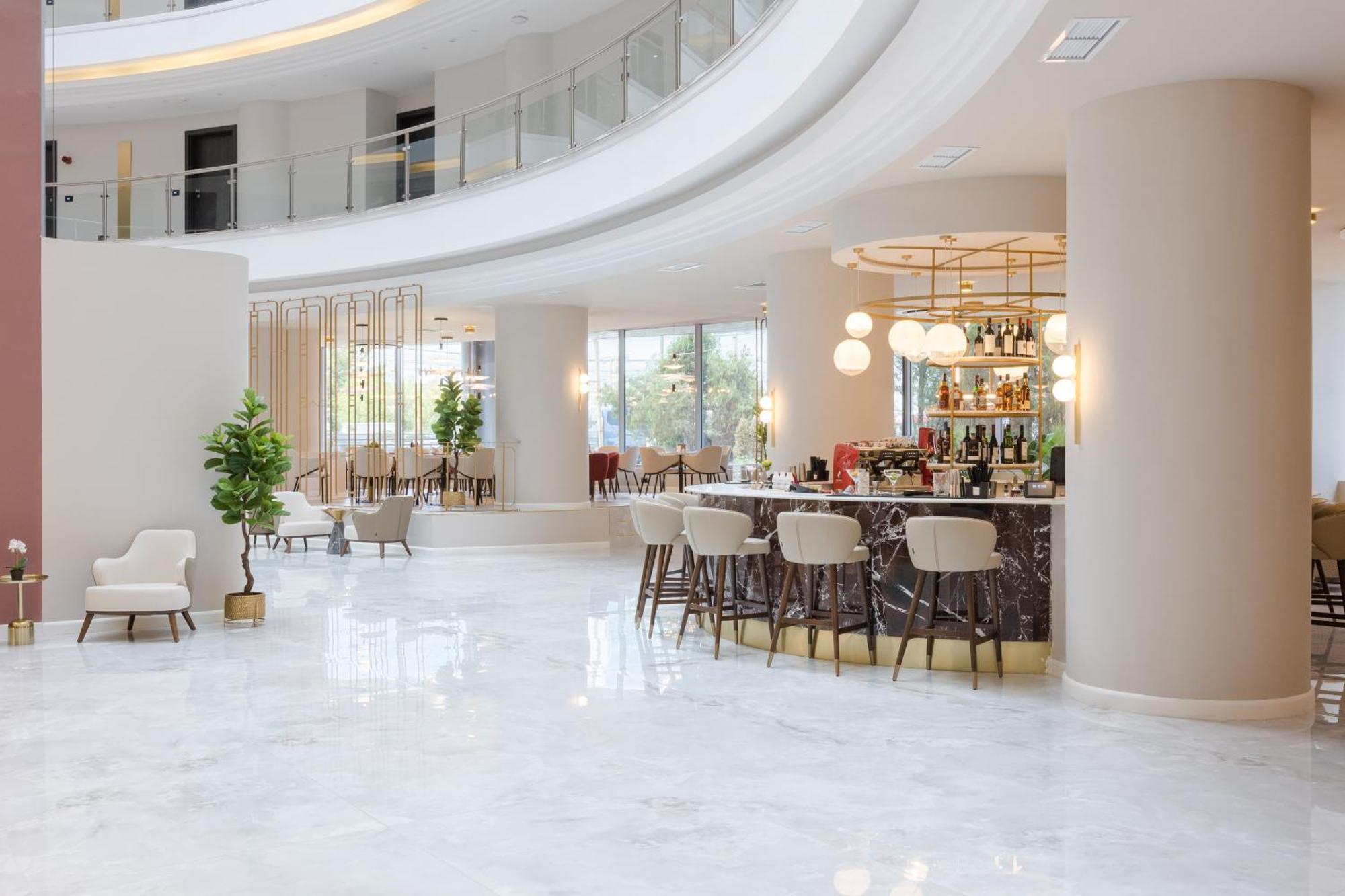 Ramada By Wyndham Bucharest Otopeni Airport Exteriör bild