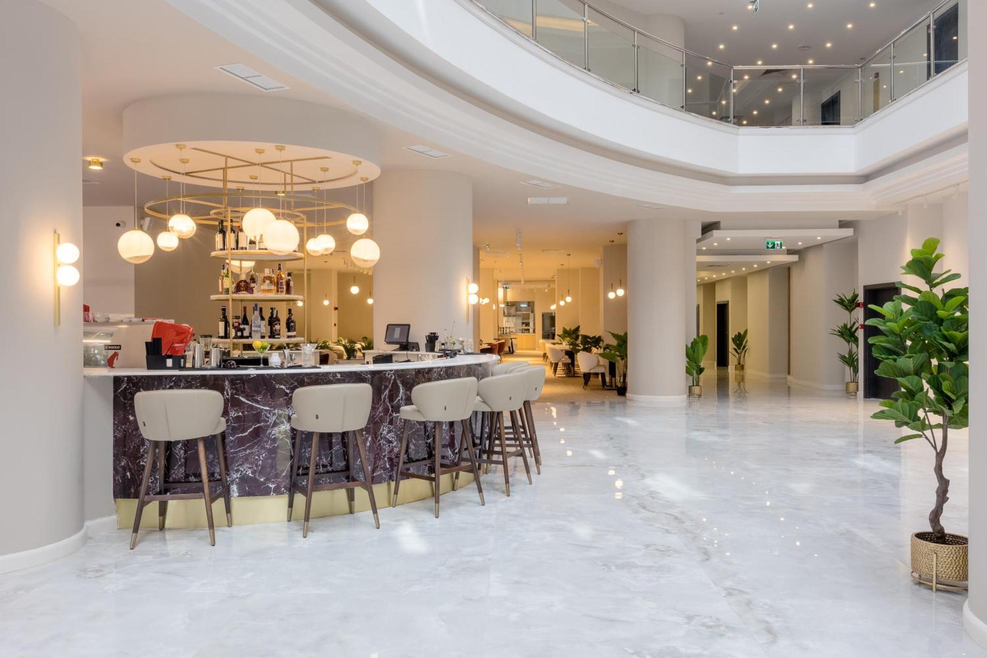 Ramada By Wyndham Bucharest Otopeni Airport Exteriör bild