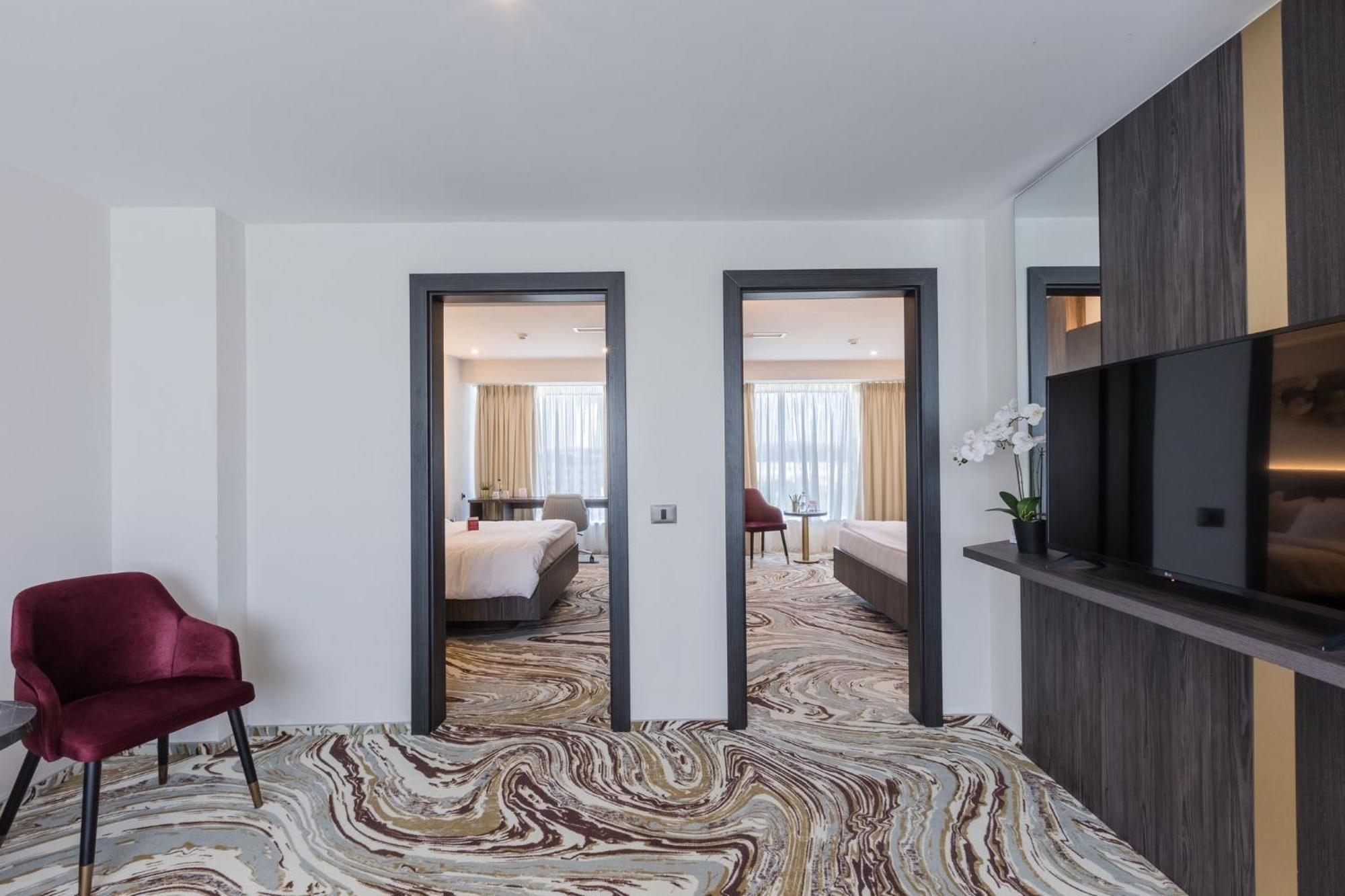 Ramada By Wyndham Bucharest Otopeni Airport Exteriör bild