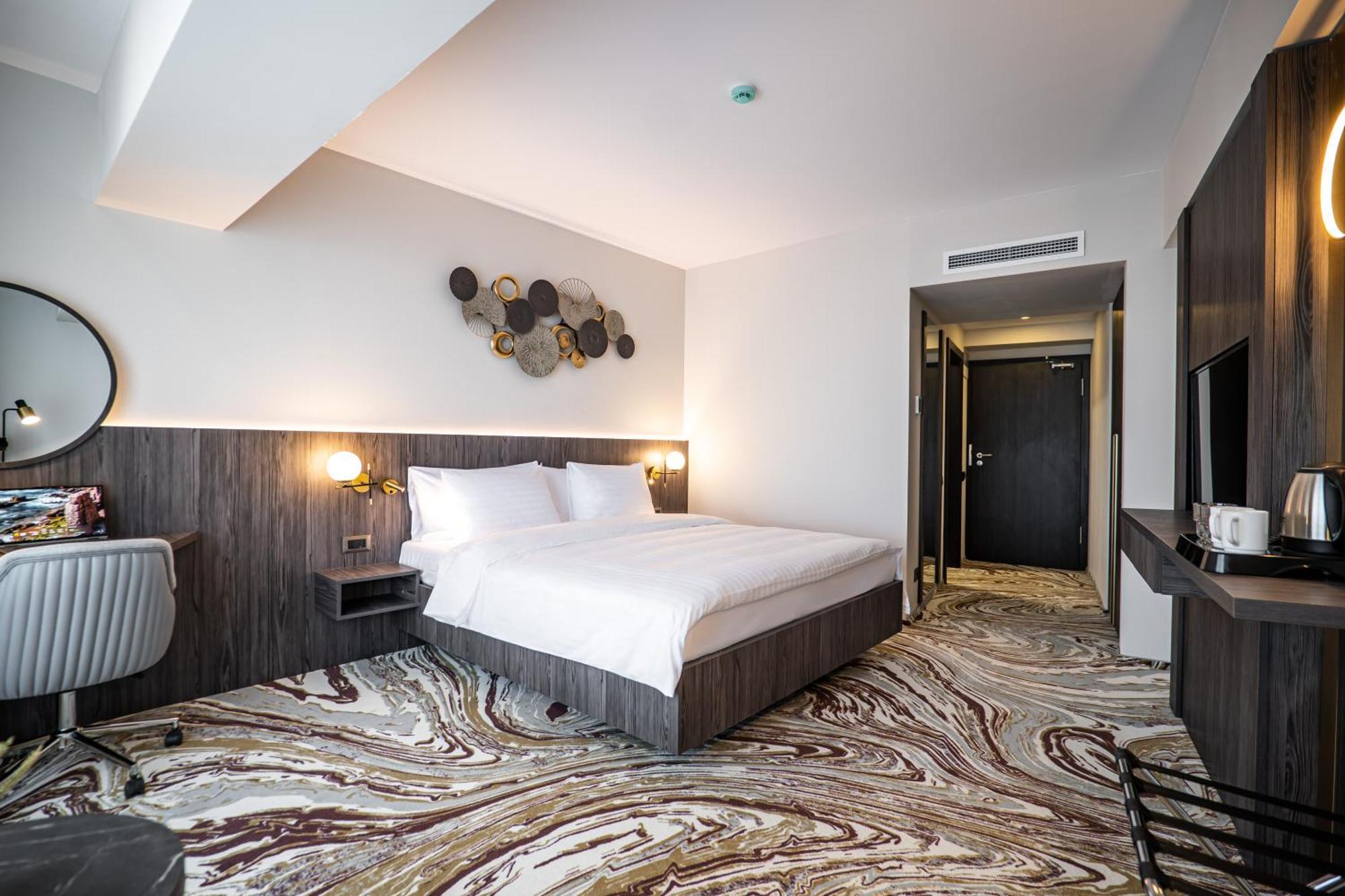 Ramada By Wyndham Bucharest Otopeni Airport Exteriör bild