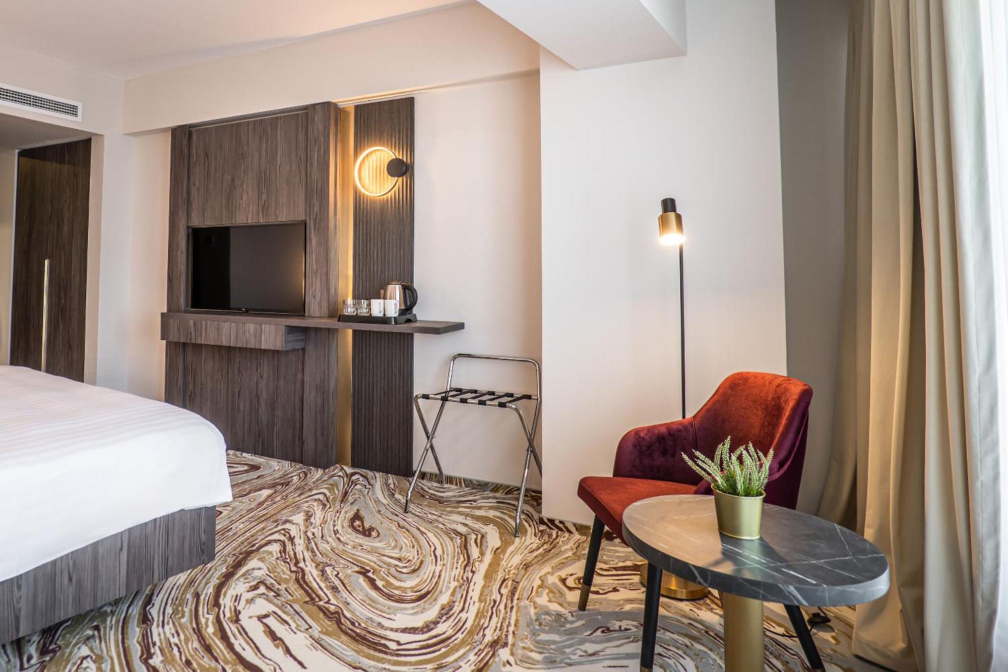 Ramada By Wyndham Bucharest Otopeni Airport Exteriör bild