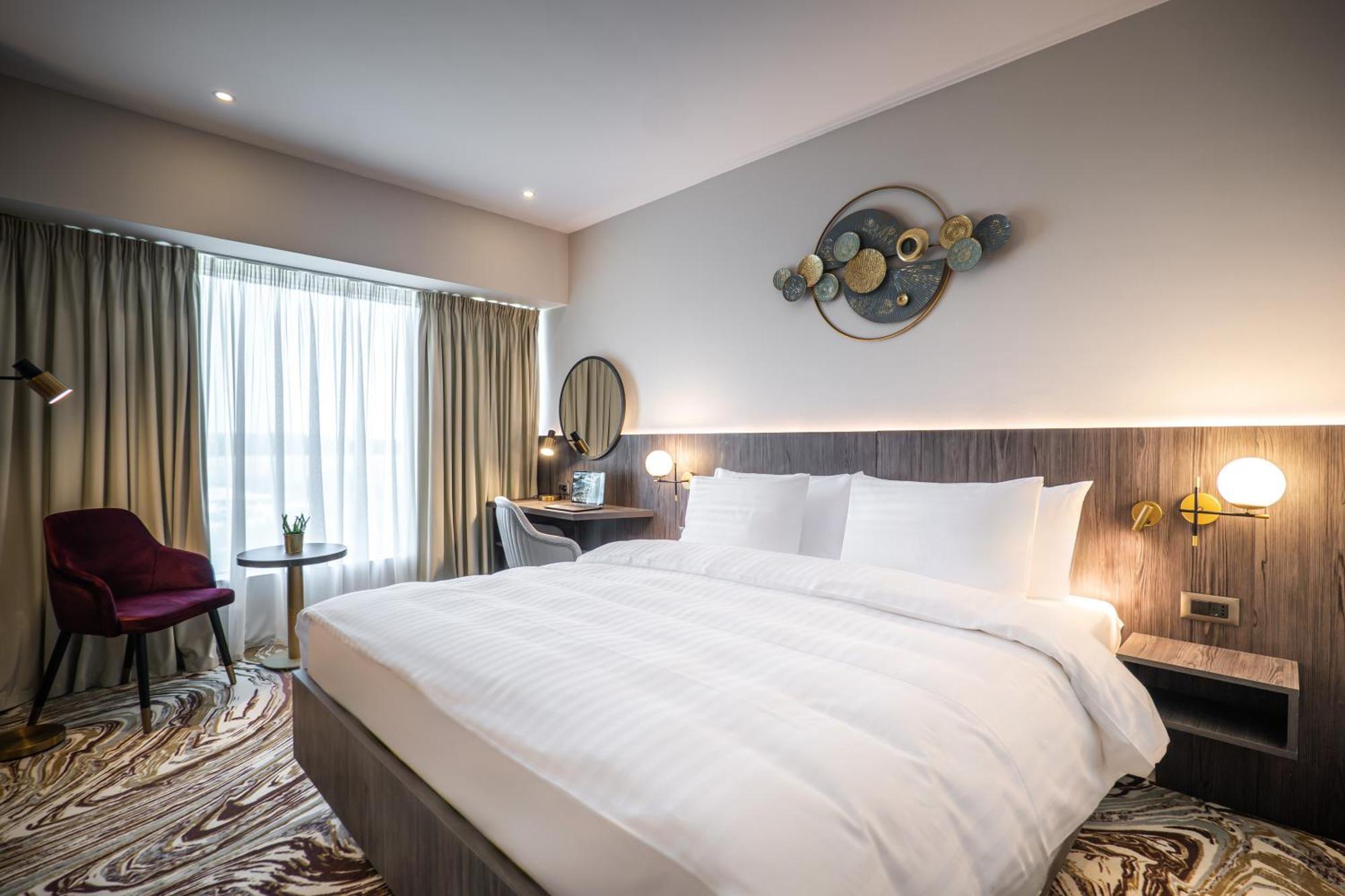 Ramada By Wyndham Bucharest Otopeni Airport Exteriör bild