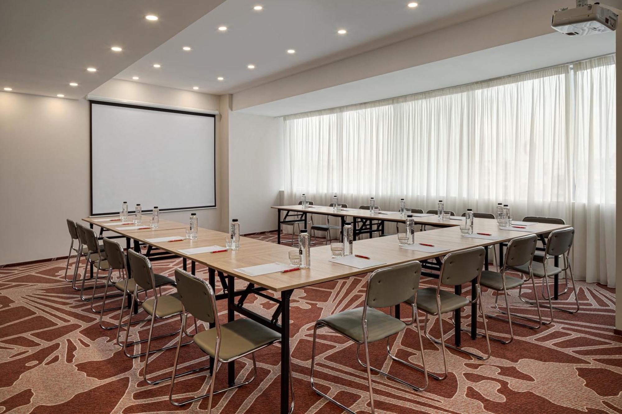 Ramada By Wyndham Bucharest Otopeni Airport Exteriör bild