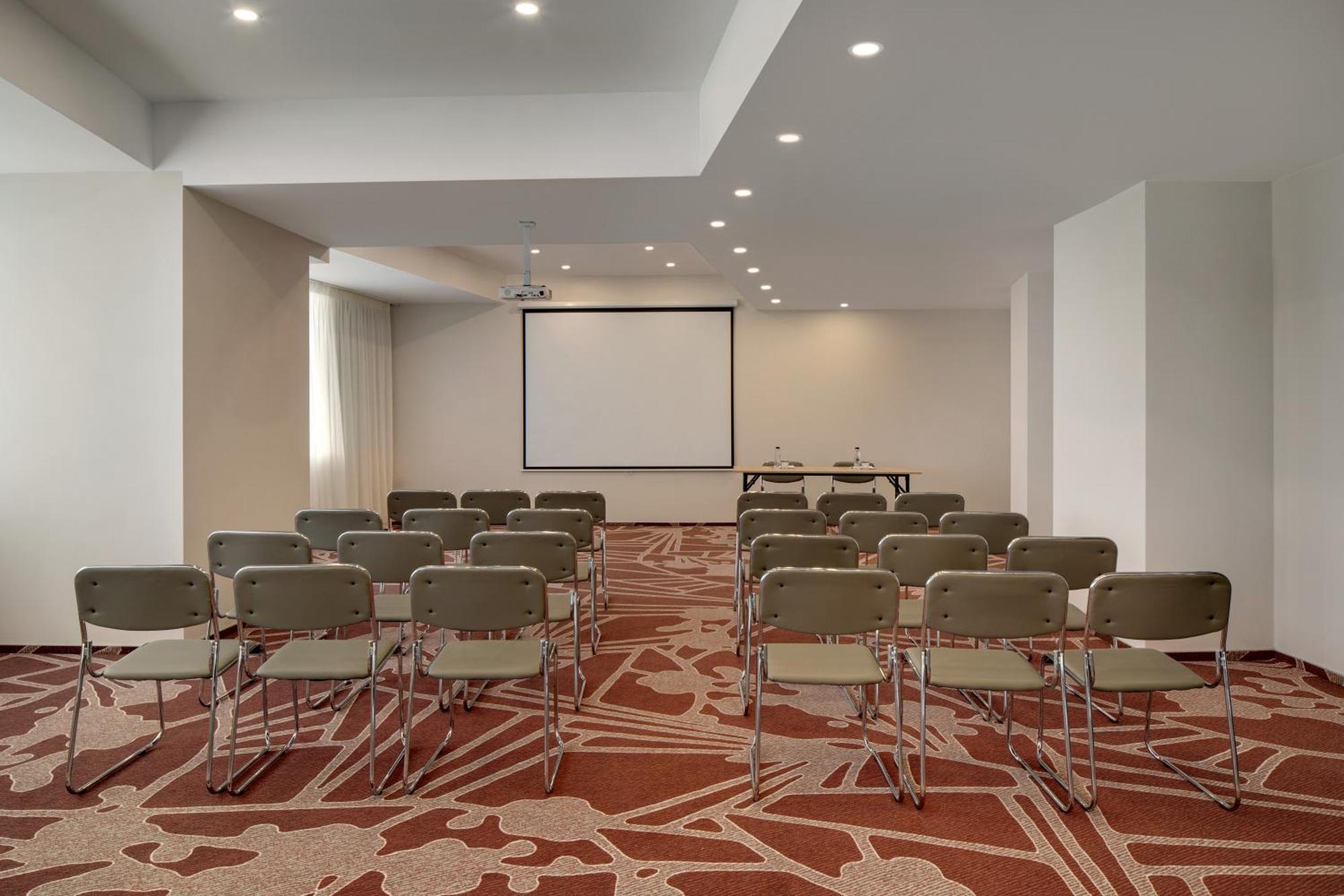 Ramada By Wyndham Bucharest Otopeni Airport Exteriör bild