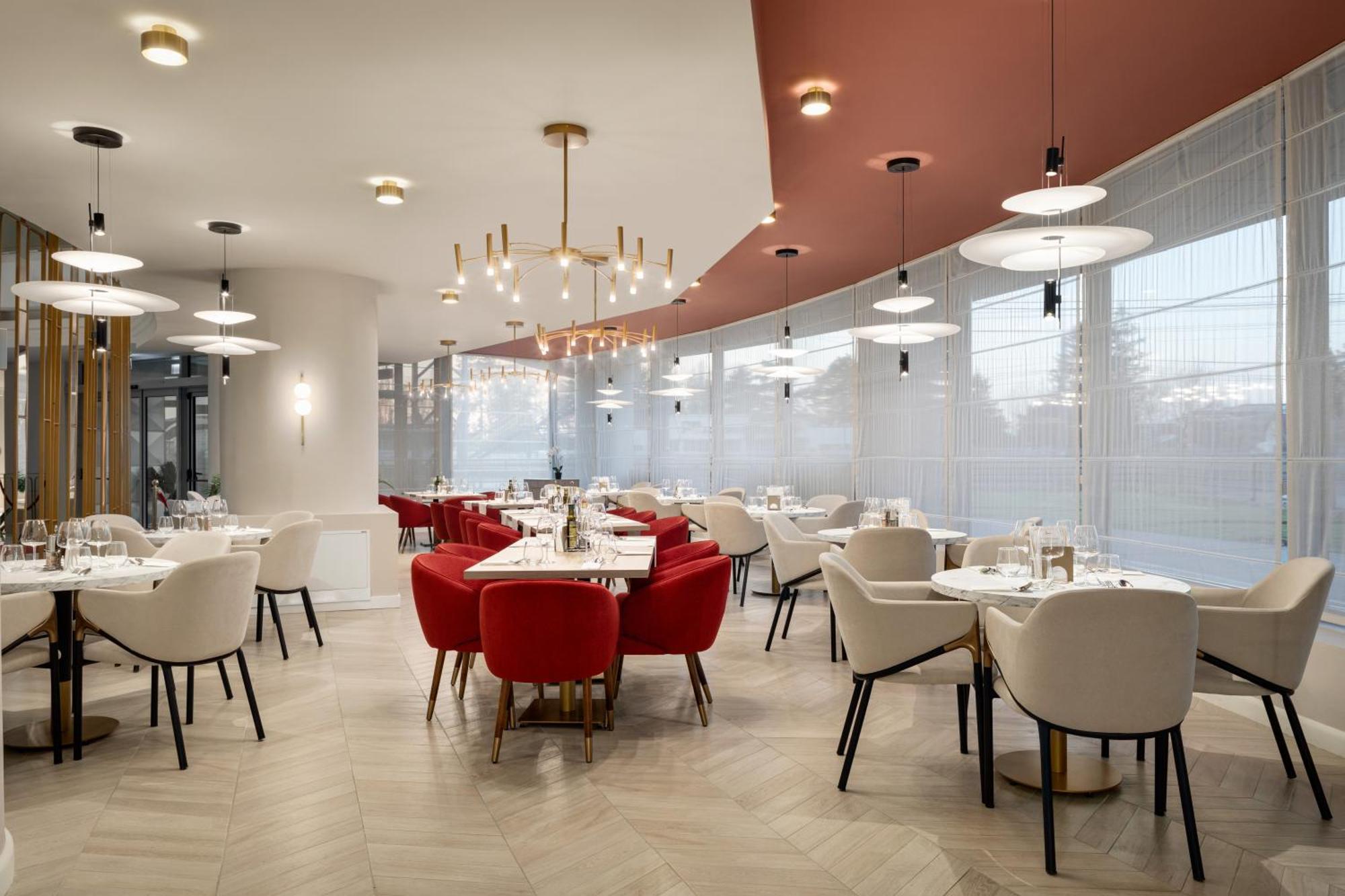 Ramada By Wyndham Bucharest Otopeni Airport Exteriör bild