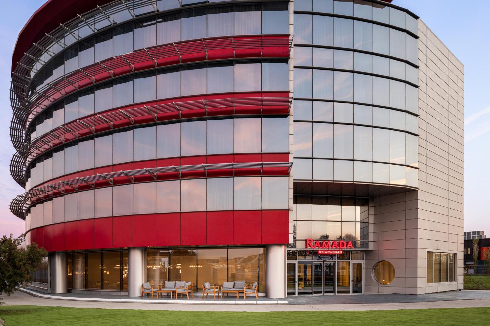 Ramada By Wyndham Bucharest Otopeni Airport Exteriör bild