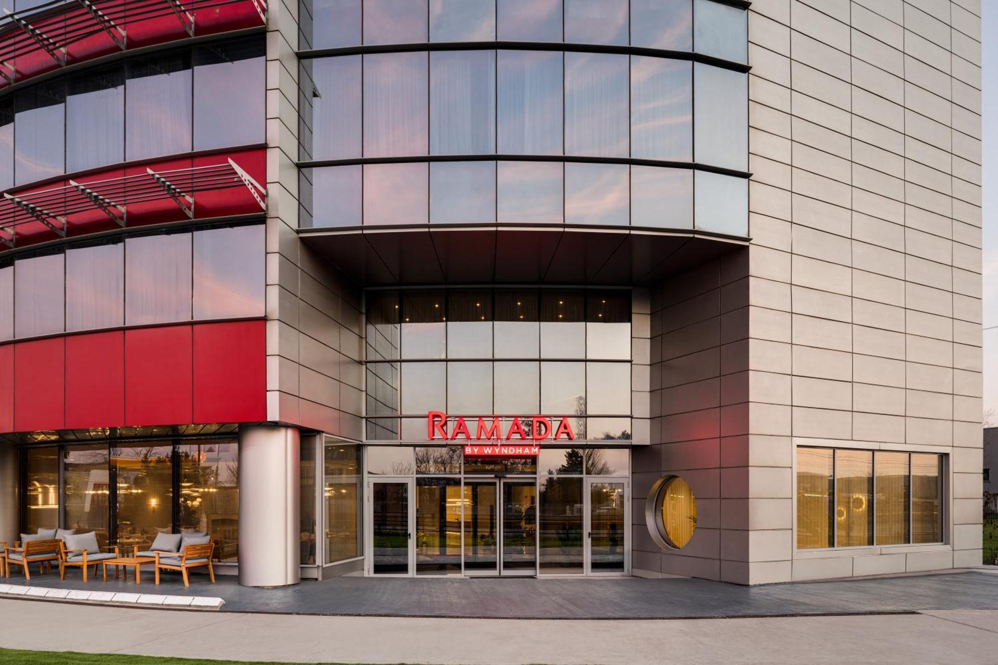 Ramada By Wyndham Bucharest Otopeni Airport Exteriör bild