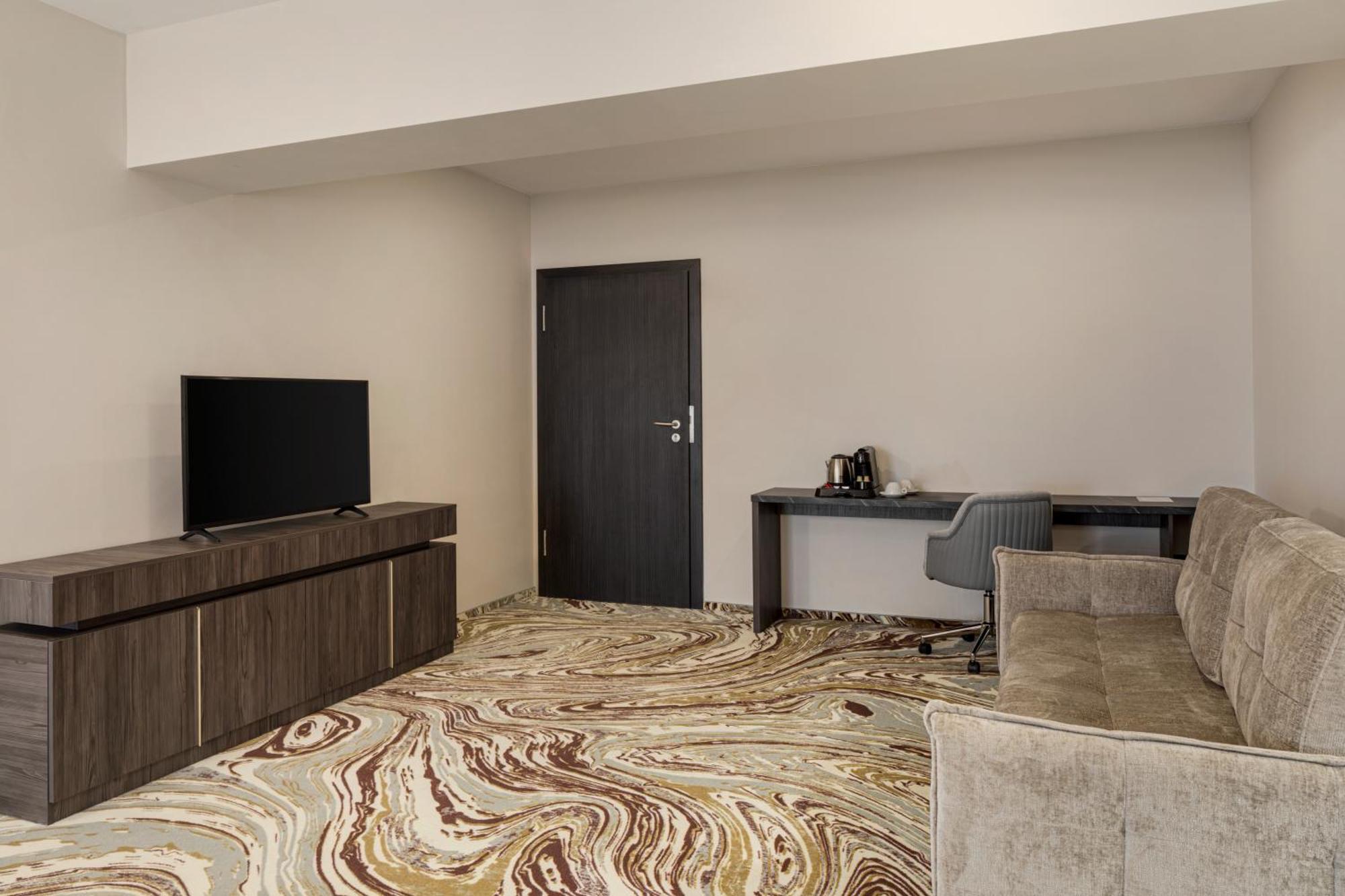 Ramada By Wyndham Bucharest Otopeni Airport Exteriör bild