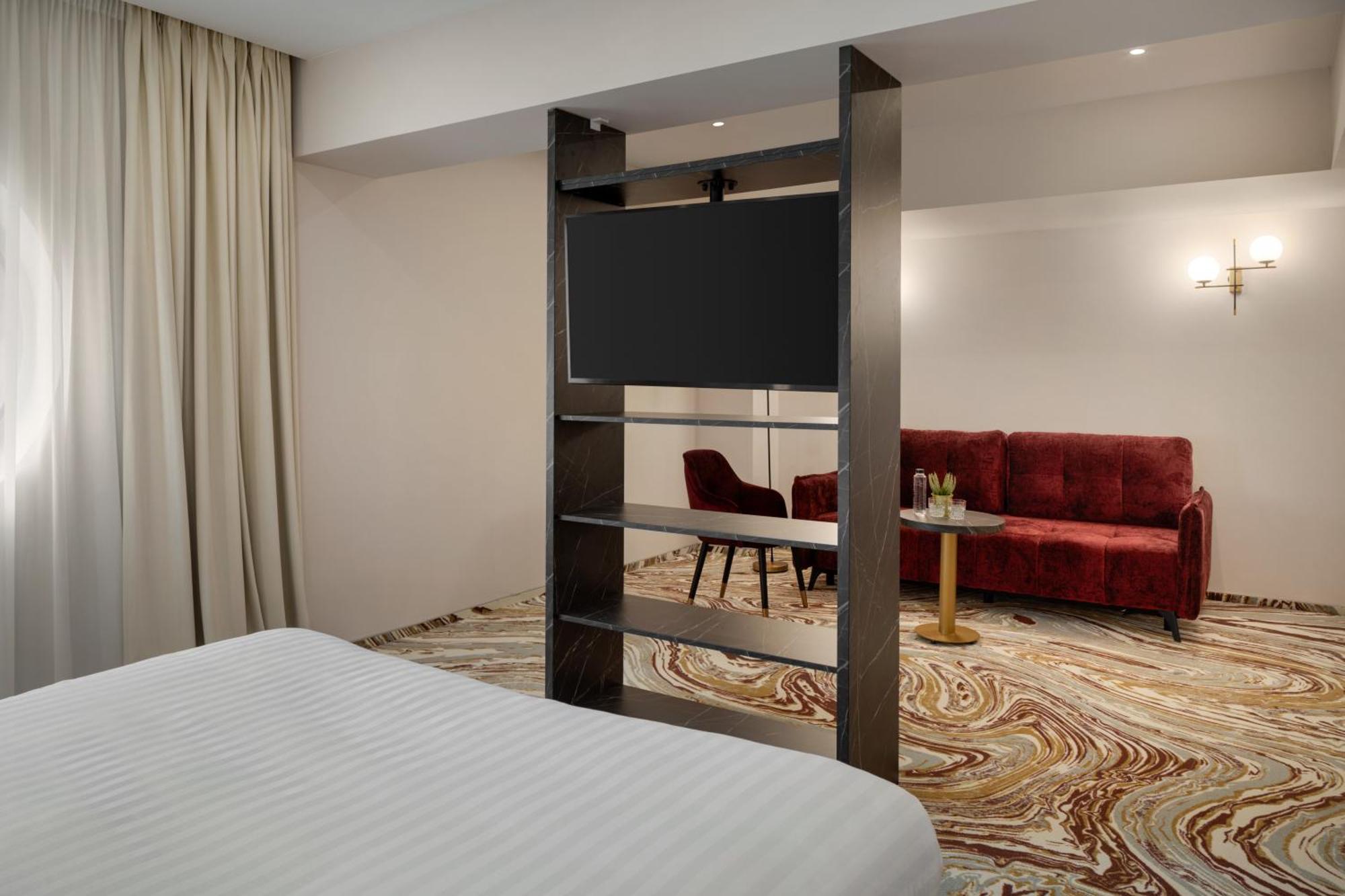 Ramada By Wyndham Bucharest Otopeni Airport Exteriör bild