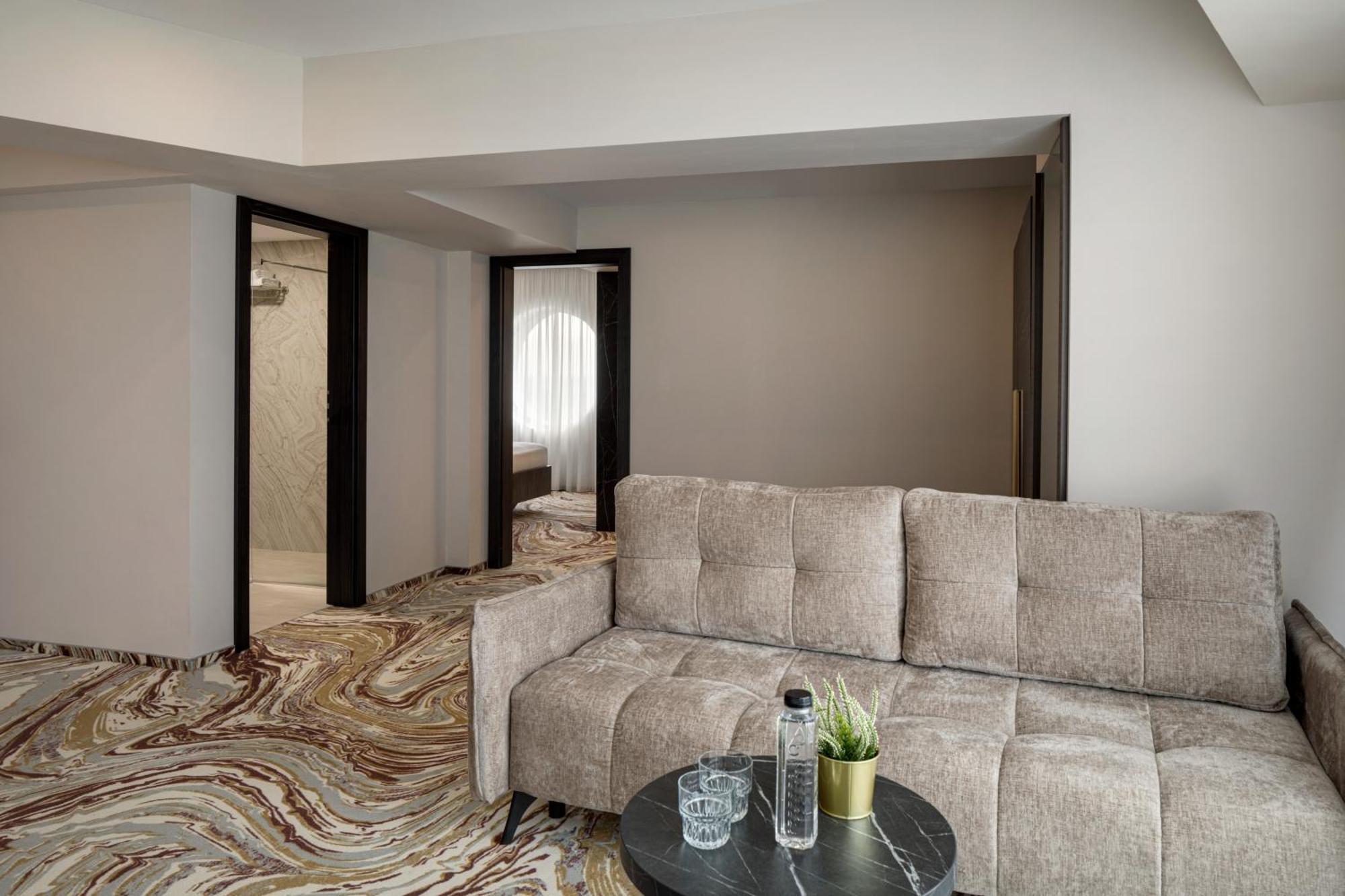 Ramada By Wyndham Bucharest Otopeni Airport Exteriör bild