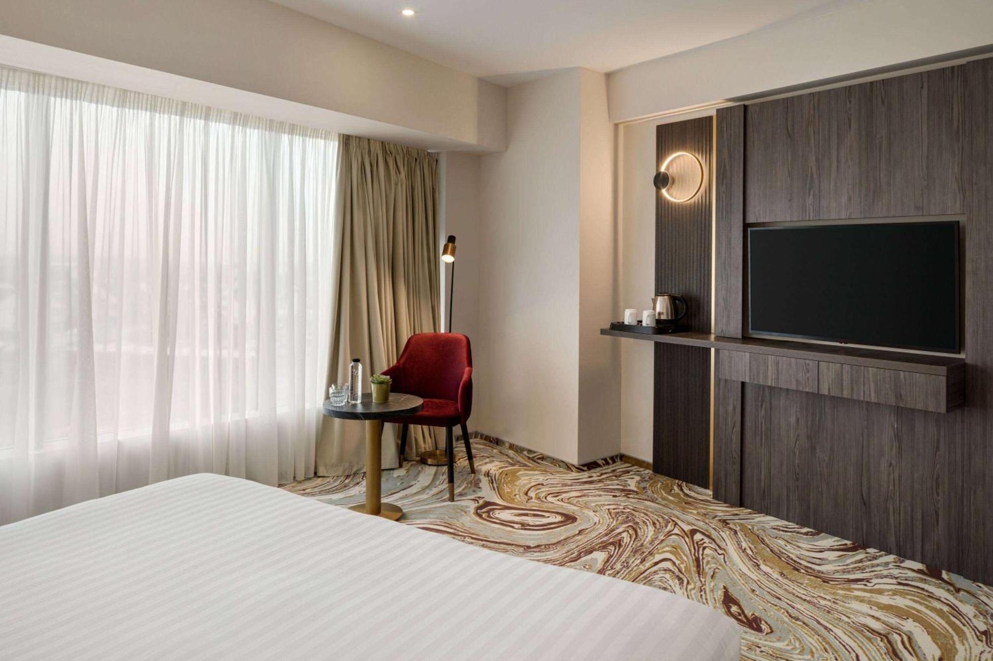 Ramada By Wyndham Bucharest Otopeni Airport Exteriör bild
