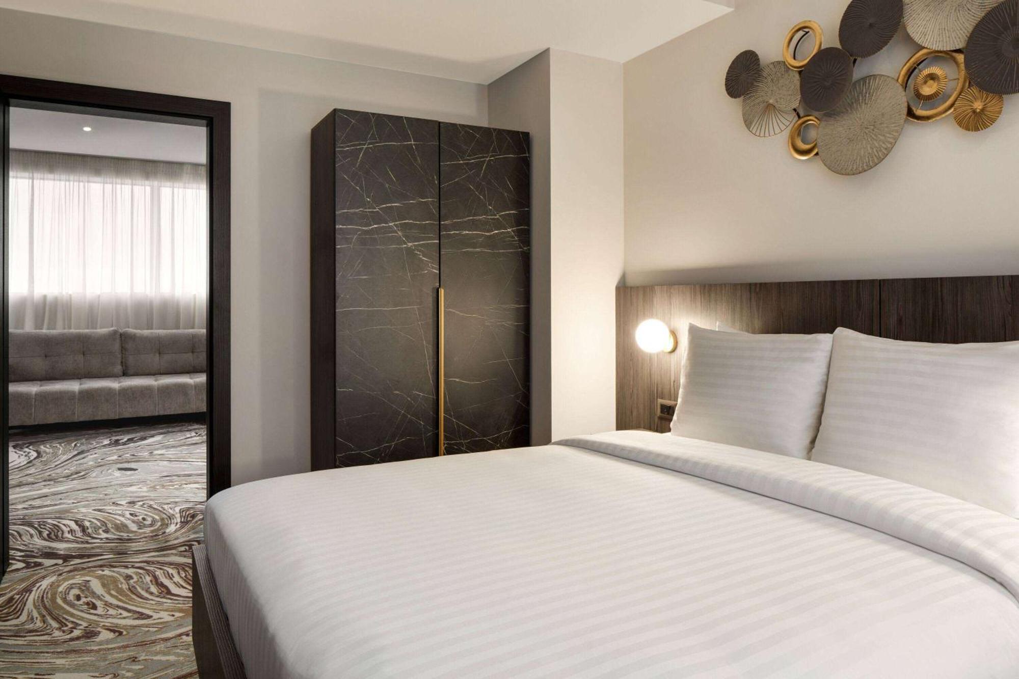Ramada By Wyndham Bucharest Otopeni Airport Exteriör bild