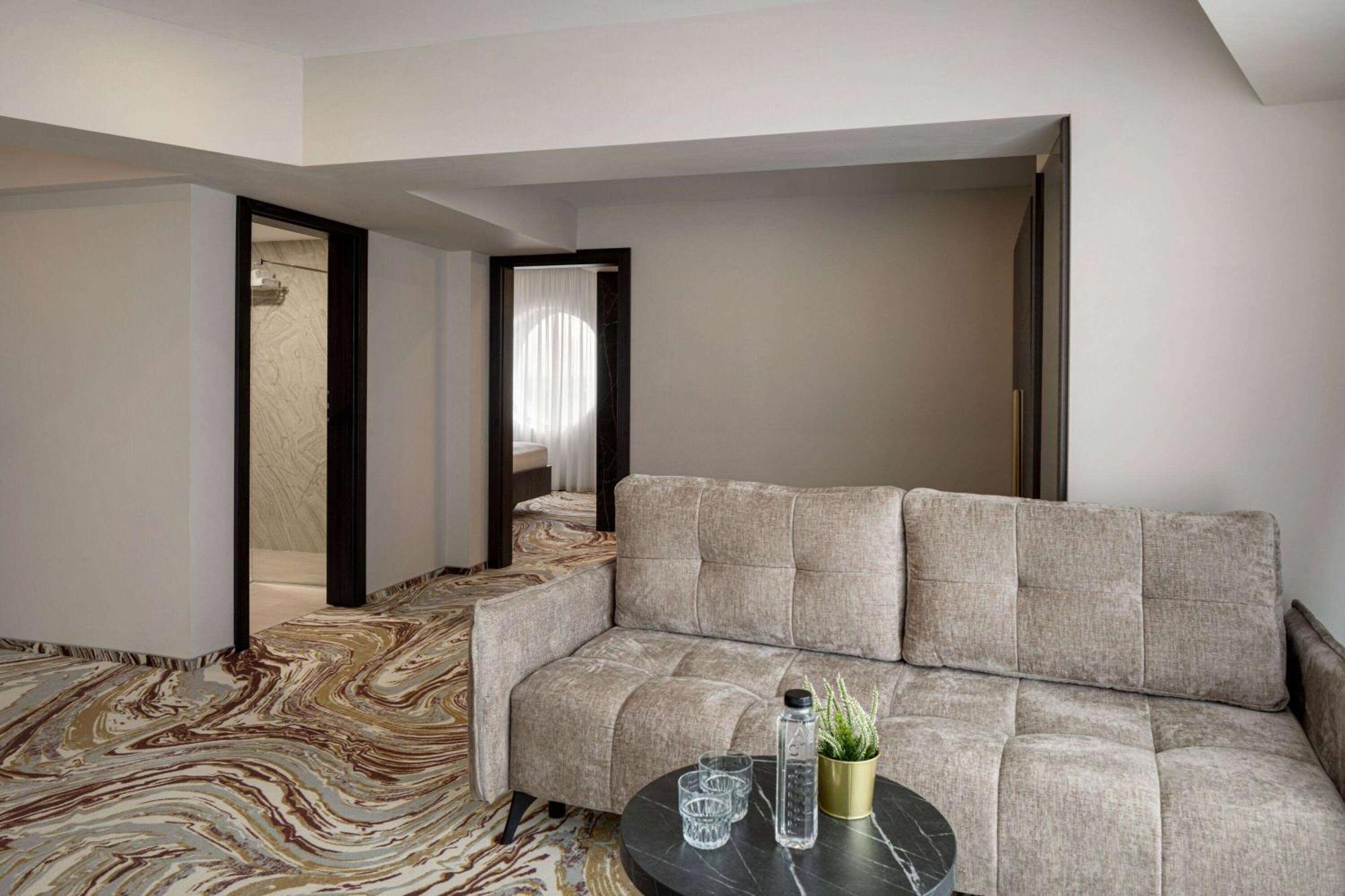 Ramada By Wyndham Bucharest Otopeni Airport Exteriör bild